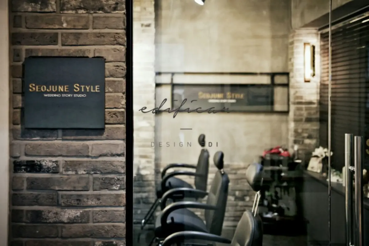 다크 벽돌의 고급 웨딩 헤어스튜디오 외관